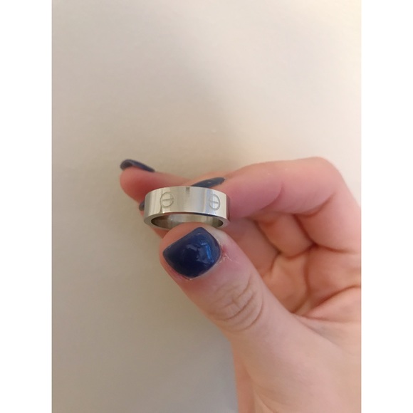 ⚬ Silver Love Ring ⚬ - Picture 2 of 2